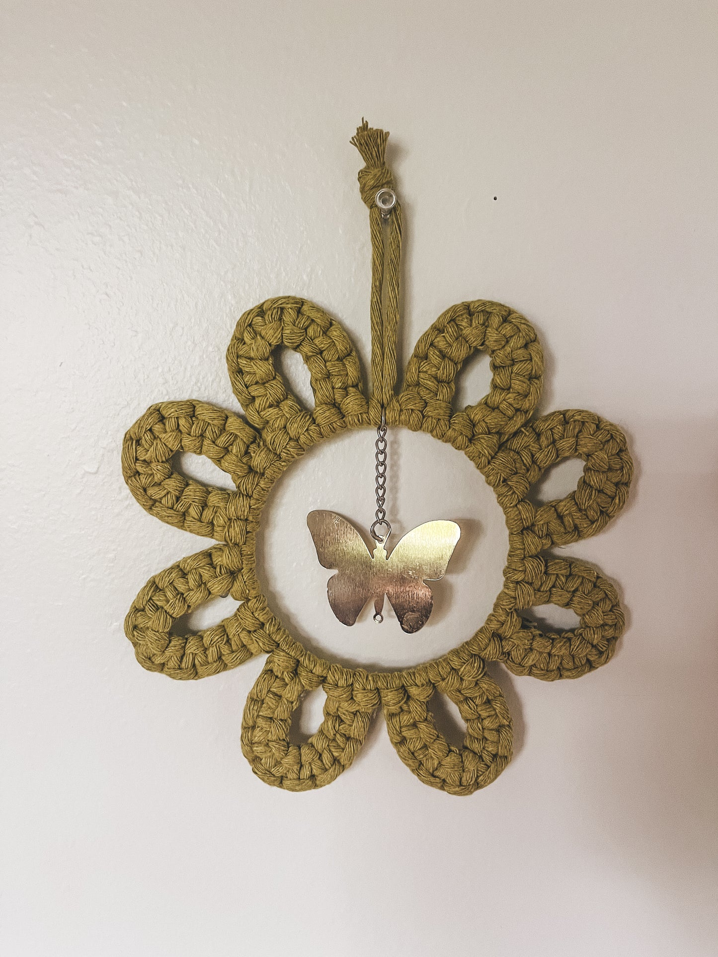 Mini daisy + butterfly wall hanging